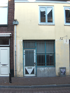 819633 Gezicht op de voorgevel van het pand Predikherenstraat 27 te Utrecht.N.B. Tot 1938 was in dit pand een depot van ...